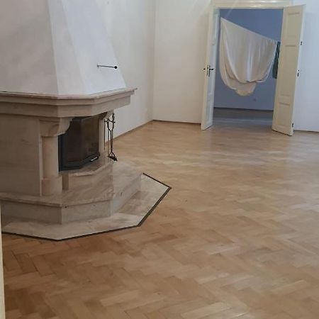Private Room In Shared Luxurious Palace Like Apartment With 2 Bathrooms Including Whirlpool And Virtual Reality Praha Bagian luar foto