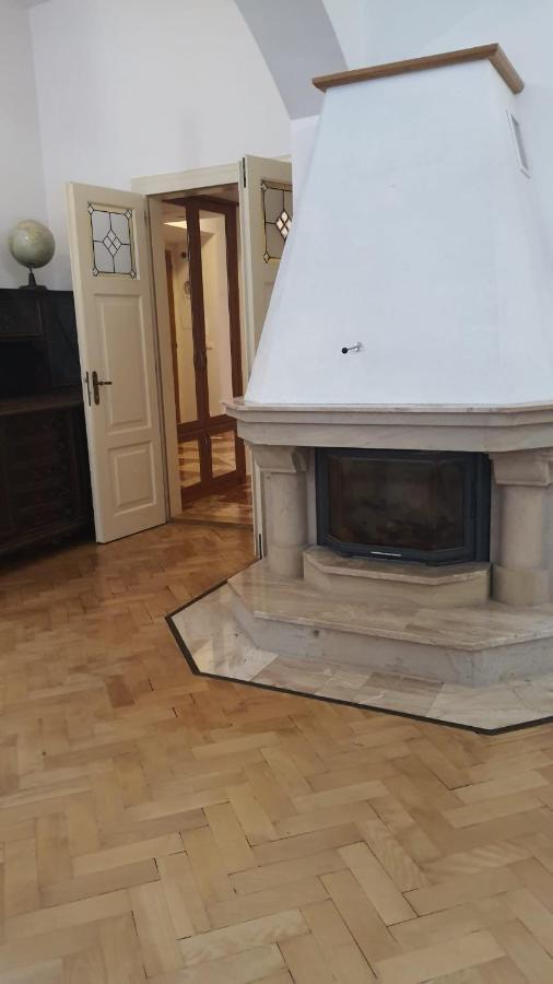 Private Room In Shared Luxurious Palace Like Apartment With 2 Bathrooms Including Whirlpool And Virtual Reality Praha Bagian luar foto