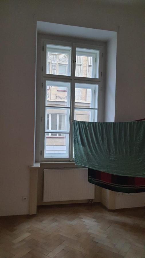 Private Room In Shared Luxurious Palace Like Apartment With 2 Bathrooms Including Whirlpool And Virtual Reality Praha Bagian luar foto