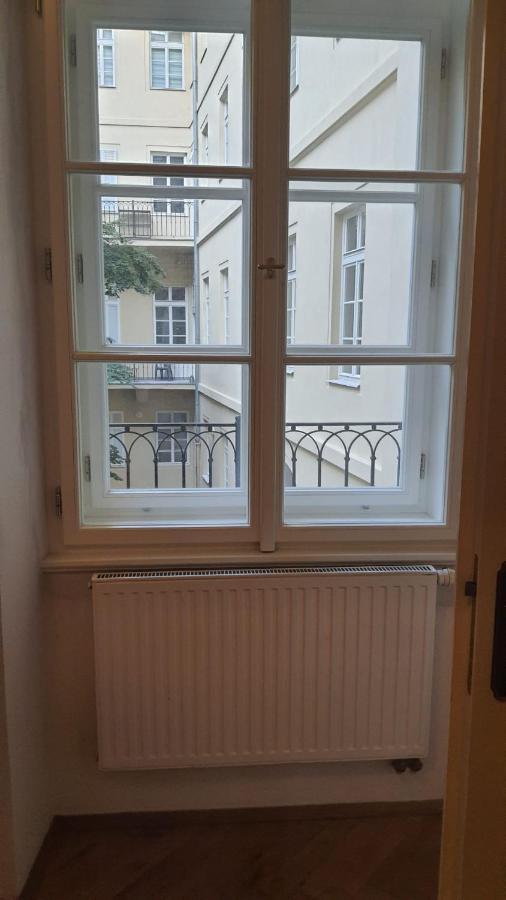 Private Room In Shared Luxurious Palace Like Apartment With 2 Bathrooms Including Whirlpool And Virtual Reality Praha Bagian luar foto