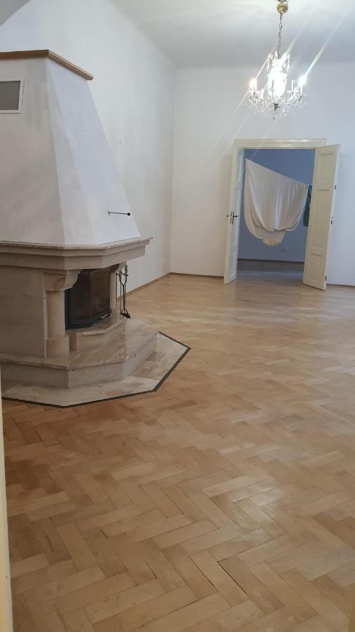 Private Room In Shared Luxurious Palace Like Apartment With 2 Bathrooms Including Whirlpool And Virtual Reality Praha Bagian luar foto