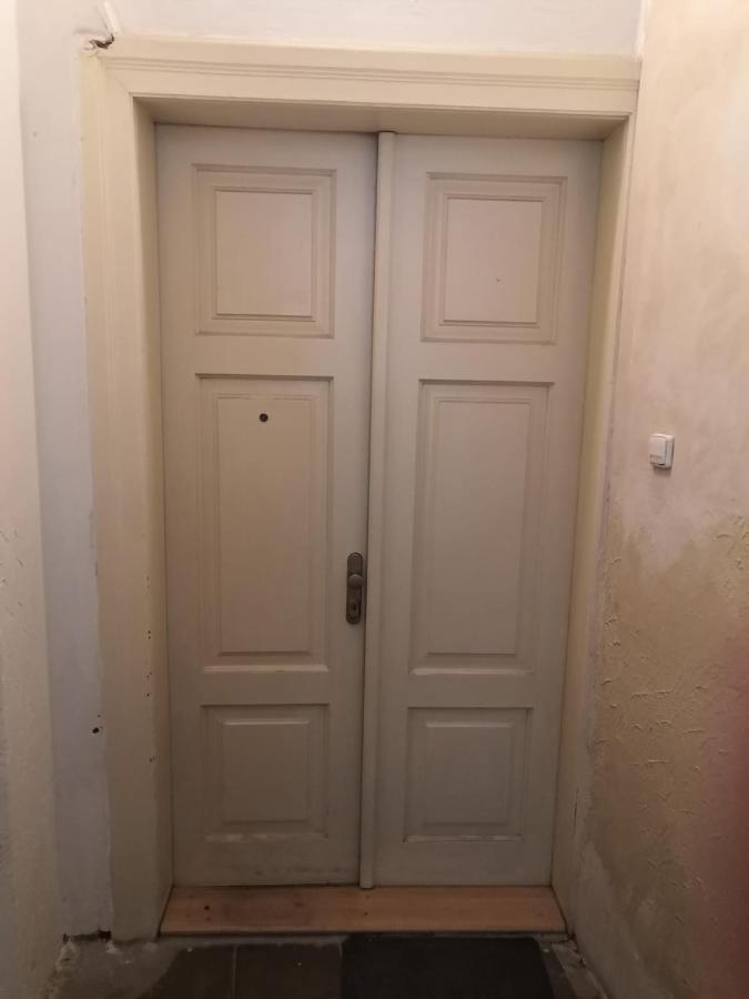 Private Room In Shared Luxurious Palace Like Apartment With 2 Bathrooms Including Whirlpool And Virtual Reality Praha Bagian luar foto