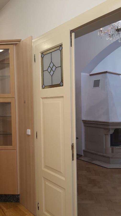 Private Room In Shared Luxurious Palace Like Apartment With 2 Bathrooms Including Whirlpool And Virtual Reality Praha Bagian luar foto