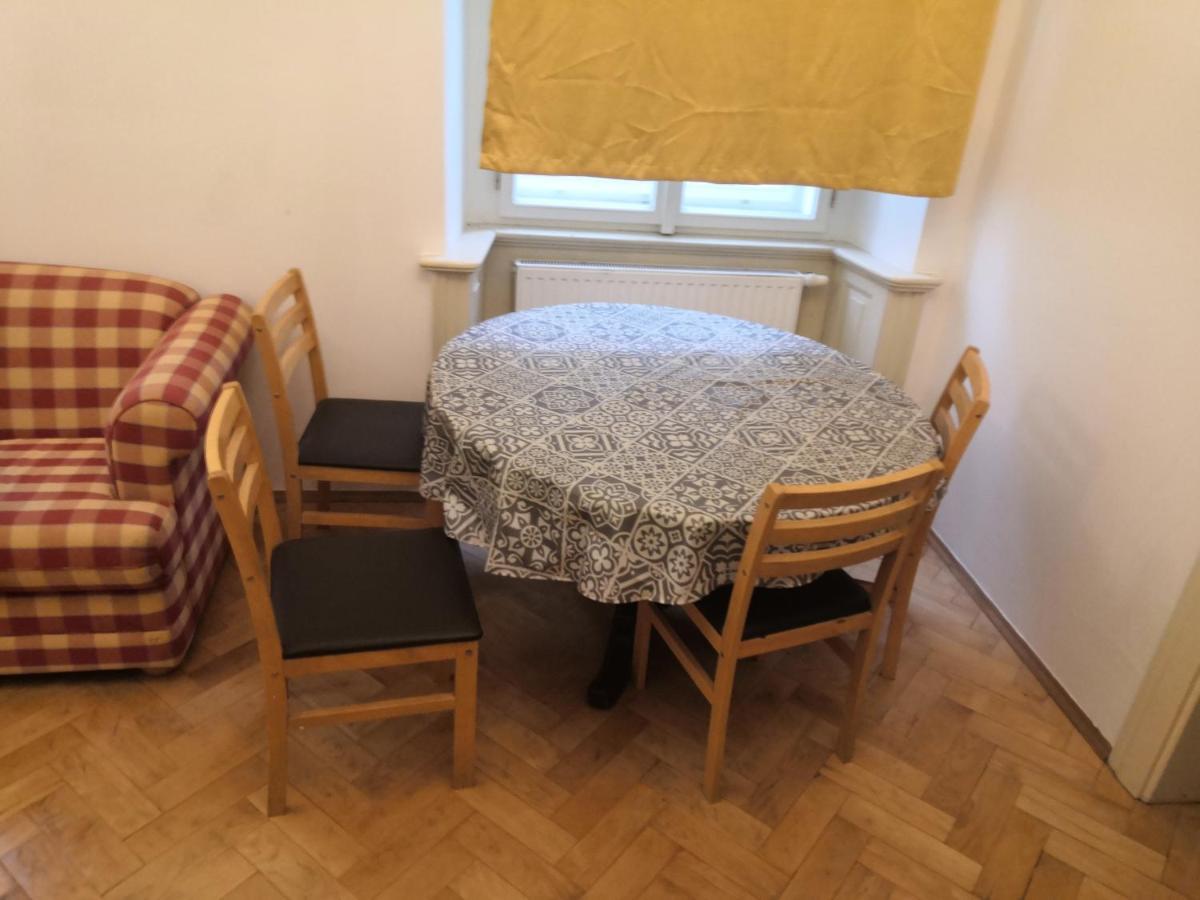 Private Room In Shared Luxurious Palace Like Apartment With 2 Bathrooms Including Whirlpool And Virtual Reality Praha Bagian luar foto