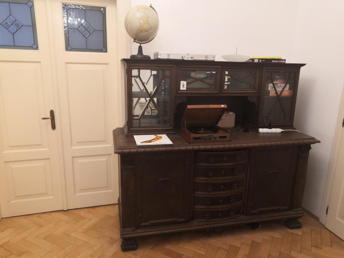 Private Room In Shared Luxurious Palace Like Apartment With 2 Bathrooms Including Whirlpool And Virtual Reality Praha Bagian luar foto