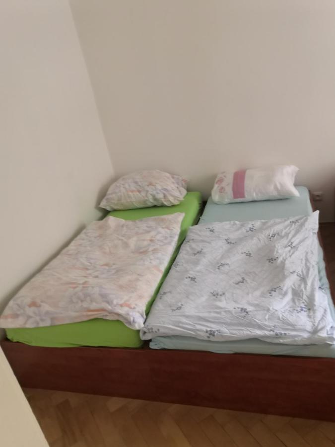 Private Room In Shared Luxurious Palace Like Apartment With 2 Bathrooms Including Whirlpool And Virtual Reality Praha Bagian luar foto