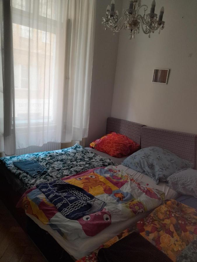 Private Room In Shared Luxurious Palace Like Apartment With 2 Bathrooms Including Whirlpool And Virtual Reality Praha Bagian luar foto