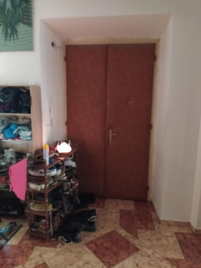 Private Room In Shared Luxurious Palace Like Apartment With 2 Bathrooms Including Whirlpool And Virtual Reality Praha Bagian luar foto