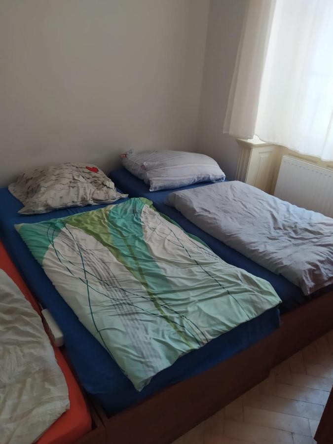 Private Room In Shared Luxurious Palace Like Apartment With 2 Bathrooms Including Whirlpool And Virtual Reality Praha Bagian luar foto