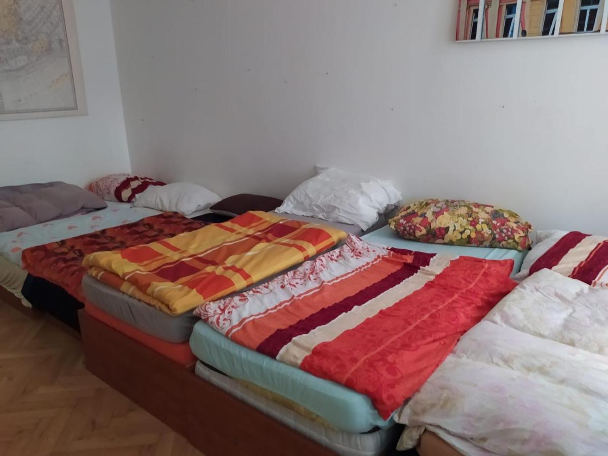 Private Room In Shared Luxurious Palace Like Apartment With 2 Bathrooms Including Whirlpool And Virtual Reality Praha Bagian luar foto