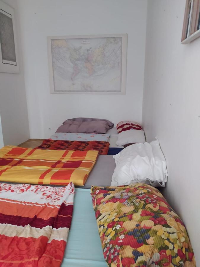 Private Room In Shared Luxurious Palace Like Apartment With 2 Bathrooms Including Whirlpool And Virtual Reality Praha Bagian luar foto