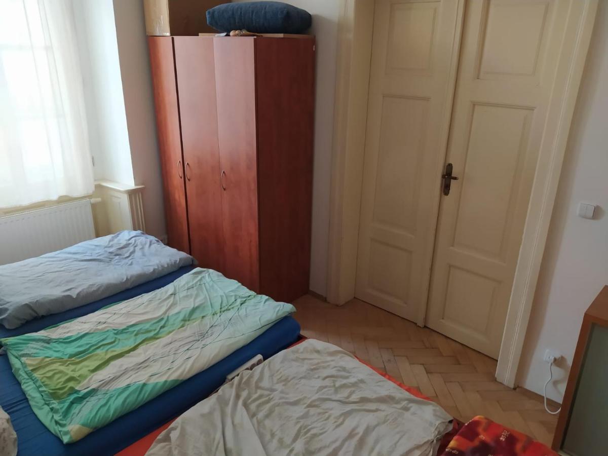 Private Room In Shared Luxurious Palace Like Apartment With 2 Bathrooms Including Whirlpool And Virtual Reality Praha Bagian luar foto