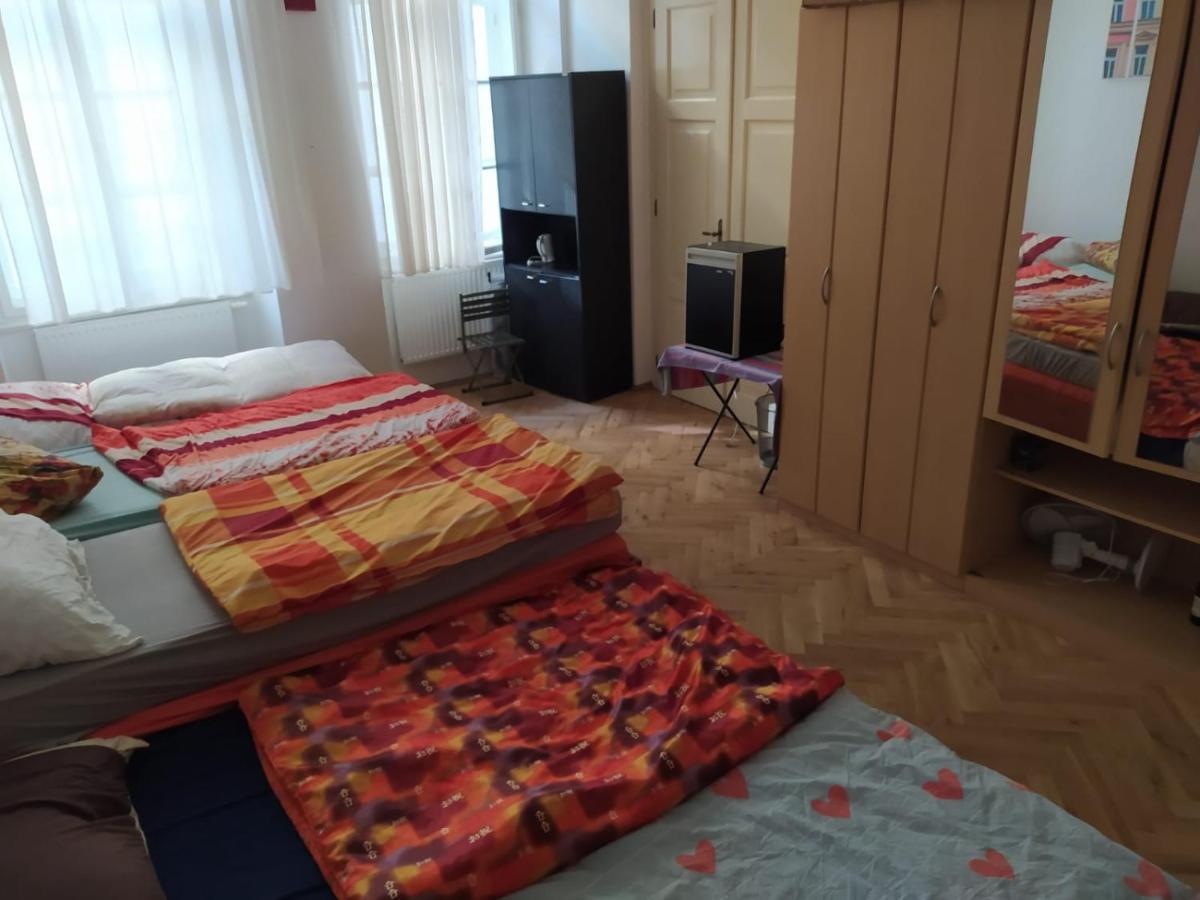 Private Room In Shared Luxurious Palace Like Apartment With 2 Bathrooms Including Whirlpool And Virtual Reality Praha Bagian luar foto