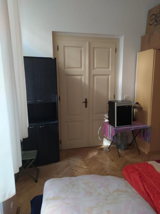 Private Room In Shared Luxurious Palace Like Apartment With 2 Bathrooms Including Whirlpool And Virtual Reality Praha Bagian luar foto