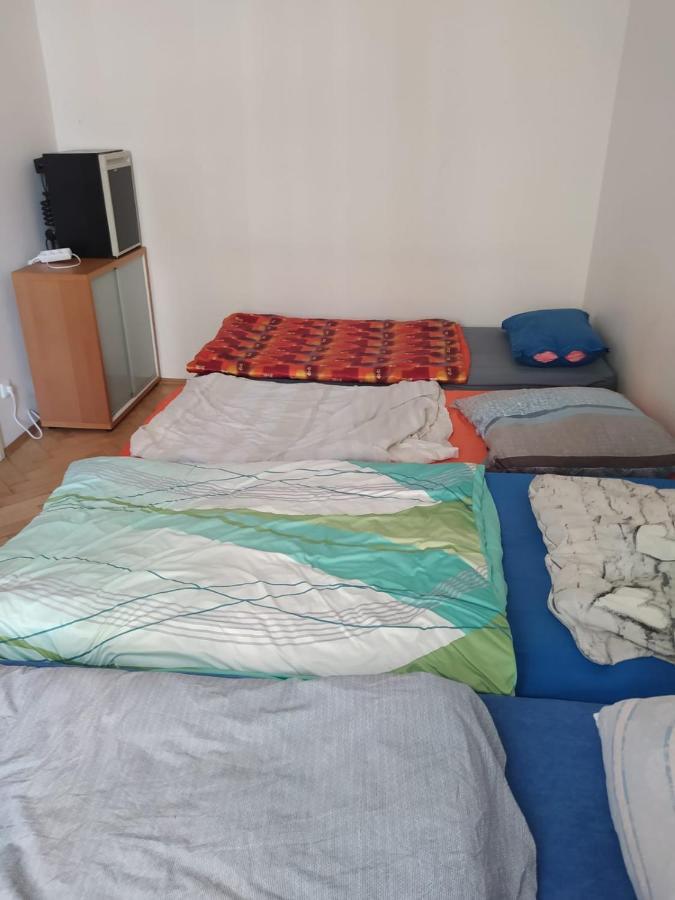 Private Room In Shared Luxurious Palace Like Apartment With 2 Bathrooms Including Whirlpool And Virtual Reality Praha Bagian luar foto