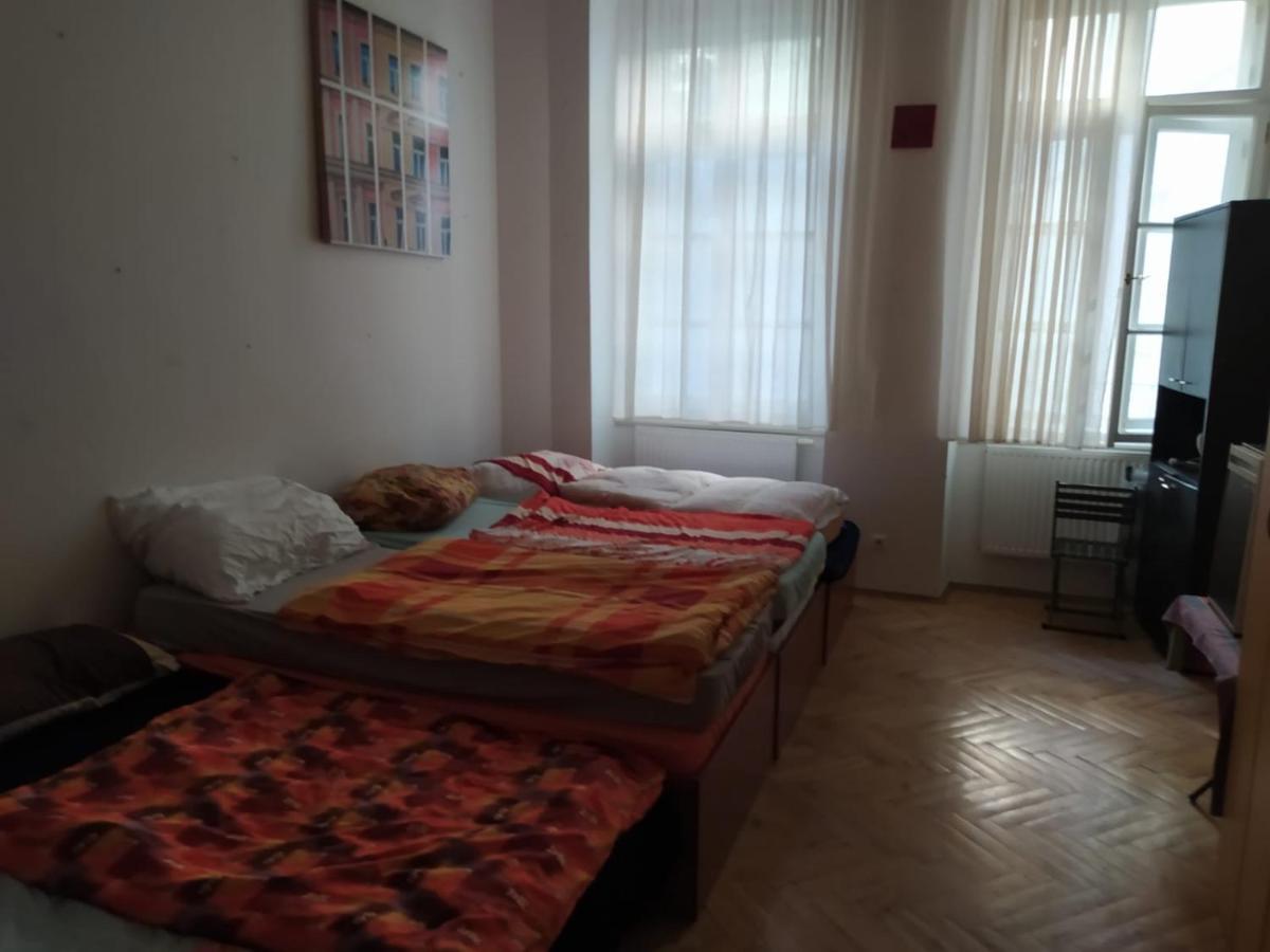 Private Room In Shared Luxurious Palace Like Apartment With 2 Bathrooms Including Whirlpool And Virtual Reality Praha Bagian luar foto