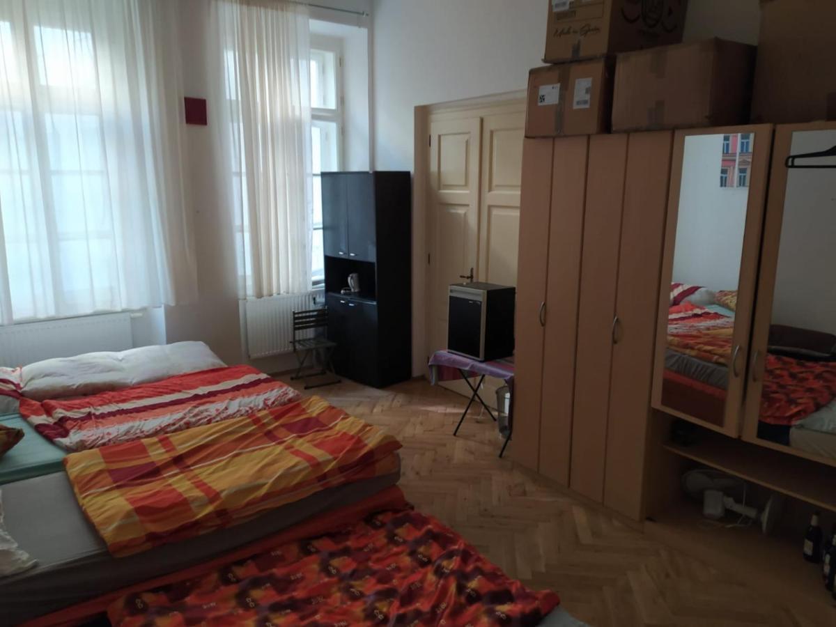 Private Room In Shared Luxurious Palace Like Apartment With 2 Bathrooms Including Whirlpool And Virtual Reality Praha Bagian luar foto